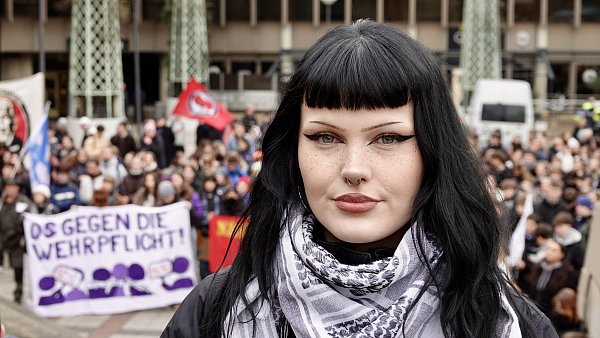 Laura Erkel (25) von den Jungen Linken zählt zum Orgateam der Bielefelder Demo vom Bündnis "Nein zur Wehrpflicht" und trifft mit ihrer Rede bei vielen einen Nerv. - © Peter Unger