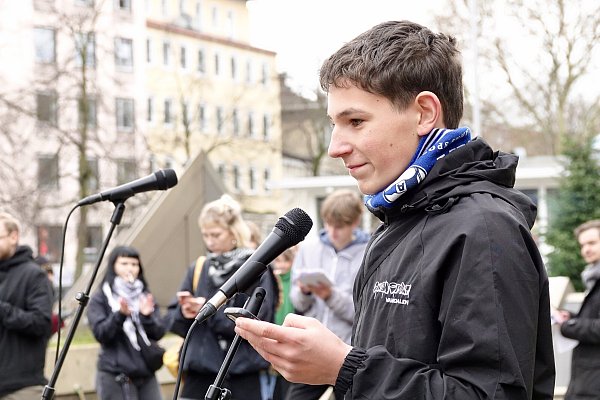 Ballerspiele verboten, aber dafür direkt zum Ballern geschickt? Schüler Bennett (14) ist der jüngste Redner bei der Kundgebung am Neuen Rathaus. - © Peter Unger