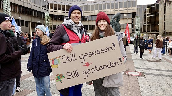 Tochter Mila (13) und Vater Peter (40) sind gemeinsam zur Demo gekommen. Sie stört der Zwangscharakter. - © Peter Unger
