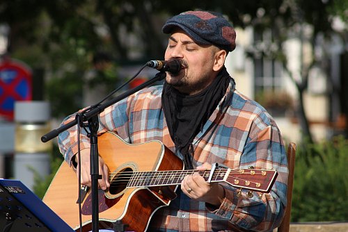 Liedermacher Daniel Hey beim Straßenmusik-Festival in Steinhagen 2024. - © Kultur vor Ort