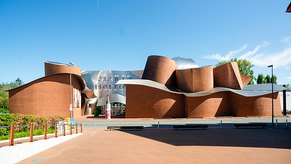 Ebenfalls ein unverkennbares Gehry-Gebäude: Das Herforder Museum Marta. - © Ralf Bittner