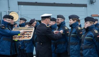 Besatzung der Korvette Ludwigshafen am Rhein mit Gefechtsmedaille geehrt