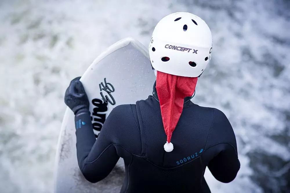 Surfer feiern den Nikolaustag auf der Leinewelle in der Landeshauptstadt. - © Moritz Frankenberg/dpa