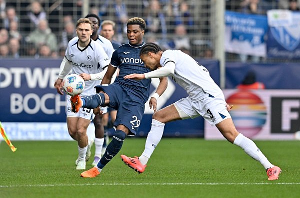 Umkämpftes Derby in Bochum. - © Anke Waelischmiller/dpa