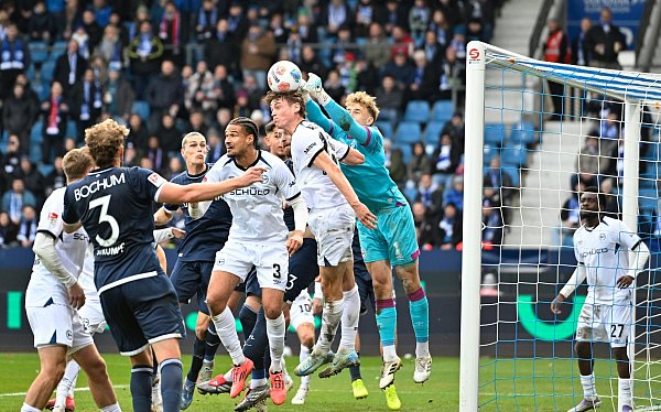 Bielefelds Torwart Kersken war gut beschäftigt. - © Anke Waelischmiller/dpa