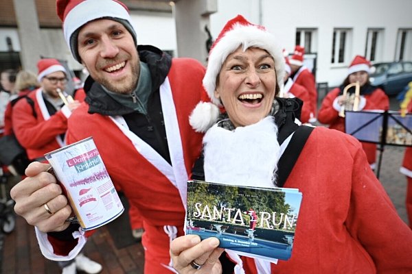 Sabine Neumann und Felix Burmeister organisierten den siebten "Santa Run" - und waren happy, dass das Wetter nach morgendlichem Starkregen am Ende doch hielt. Wenn auch knapp. - © Barbara Franke