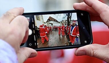 Deshalb flitzen mehr als 100 Nikoläuse lautstark durch die Bielefelder Innenstadt