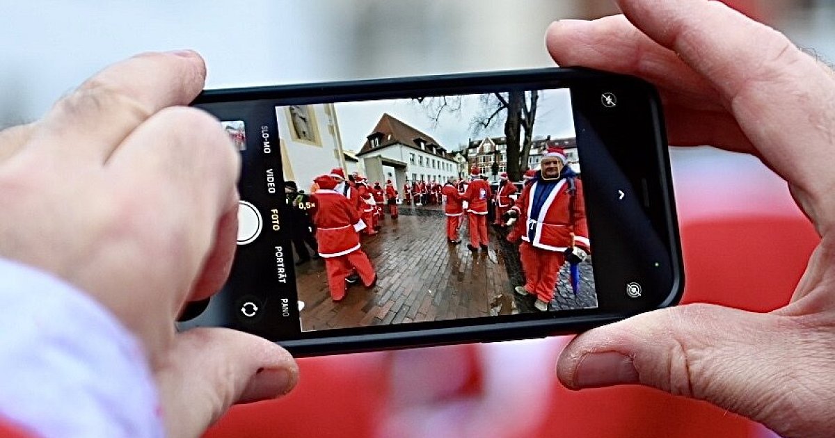 Deshalb flitzen mehr als 100 Nikoläuse lautstark durch die Bielefelder Innenstadt