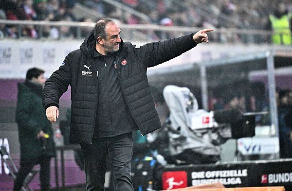 Heidenheims Trainer Frank Schmidt - © Jan-Philipp Strobel/dpa