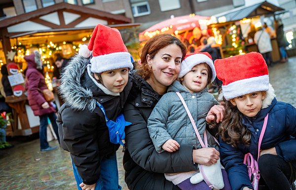 Brackweder Adventsmarkt
FOTO: Adam, Mama Iness, Aylin und Khadija - © Barbara Franke