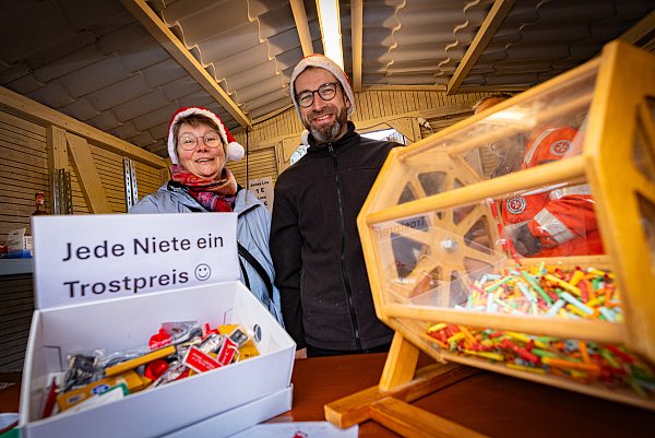 Weihnachtsmarkt Ummeln
Beate Linnert (links) und Maik Hinsen von der Ummelner Gemeinschaft - © Mueller