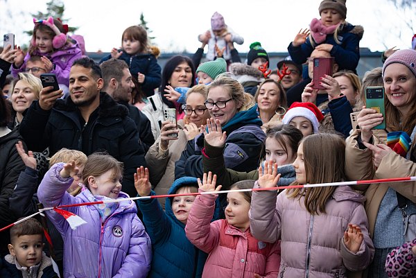 Der Besuch des Nikolauses auf dem Flugplatz Windelsbleiche zog am 2. Advent bei trockenem Wetter Hunderte Familien an. - © Mueller