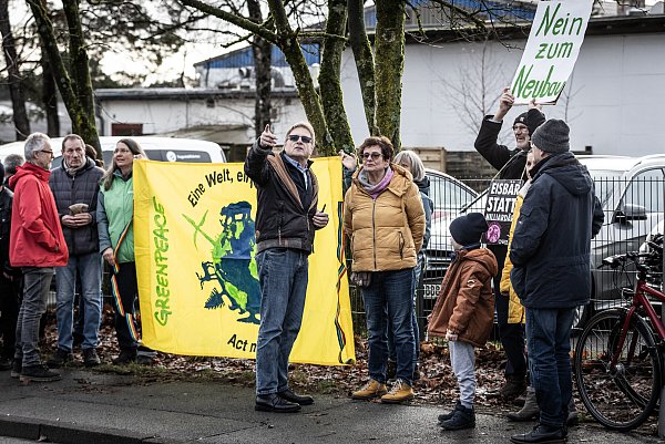 Am Rande des Familien-Events: Lars Oliver Geertz (Mitte), Geschäftsführer der Flughafen GmbH, im Gespräch mit Demonstranten, die sich gegen einen weiteren Ausbau des Flughafens mit Neubau eines Hangars und weiteren Aspekten wenden. - © Mike-Dennis Müller