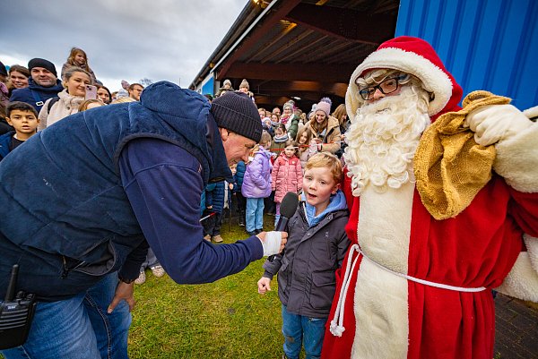 Felix (7) aus Löhne durfte dem rotgewandeten Herrn, der per Flugzeug eingetroffen war, sogar ganz nahe kommen. - © Mueller