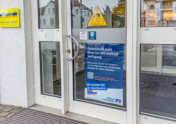 Ein großes Plakat an der Eingangstüre weist darauf hin, dass die Kunden auf andere Volksbank-Standorte in Bielefeld ausweichen müssen. - © Andreas Zobe