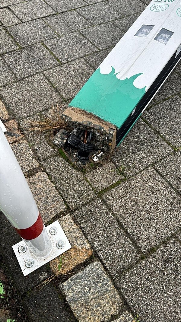 Die Ladesäulen wurden aus der Verankerung gerissen. - © hallewestfalen.net