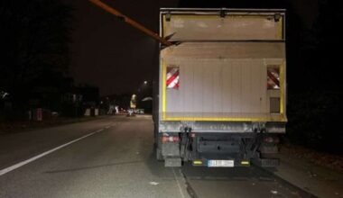 Ungewöhnlicher Unfall in Bielefeld: Warum steckt da ein Planke quer?