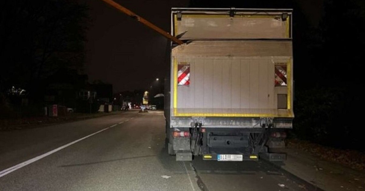 Ungewöhnlicher Unfall in Bielefeld: Warum steckt da ein Planke quer?