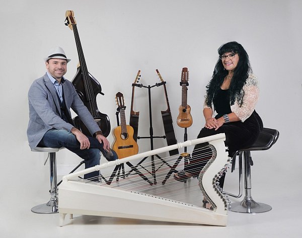 Osvaldo Hernandez und Graciela Medina entführen als Duo "Cuerdas Mágicas" in der Neuen Schnmiede in Bielefeld in eine zauberhafte Klangwelt. - © NW