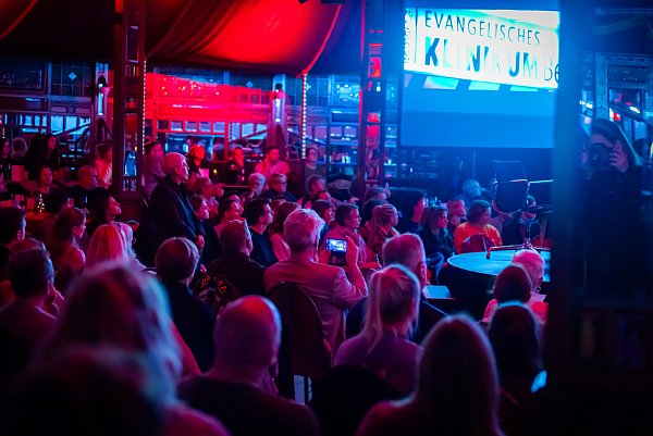 Rund 260 Zuhörer verfolgten gebannt die Schilderungen über die vermutlich größte Vergewaltigungsserie in Deutschland. - © Sarah Jonek