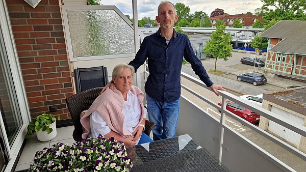 André Herbold (41) leidet an COPD. Seine Mutter Petra Kossowski unterstützt ihn im Alltag. - © Uwe Pollmeier