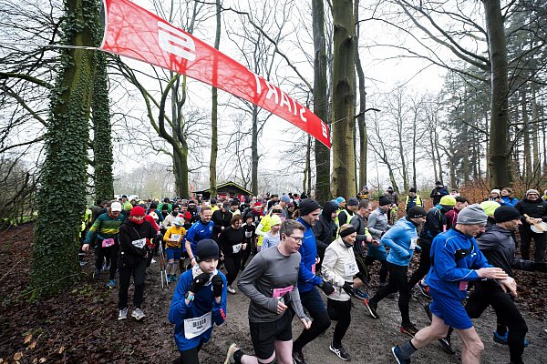 Rund 550 Teilnehmende starteten beim Häcker Silvesterlauf 2024. - © Noah Wedel