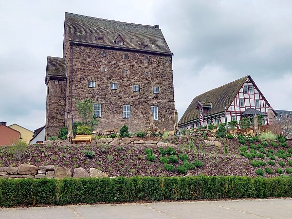 Im Burgsaal und im Burggarten der Burg Beverungen kann fröhlich ins neue Jahr gefeiert werden. - © Torsten Wegener