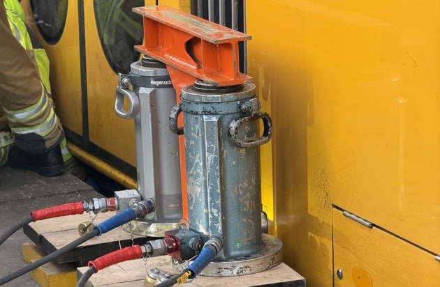 FW Dresden: Verkehrsunfall - Mädchen klemmt zwischen Straßenbahn und Bahnsteig fest