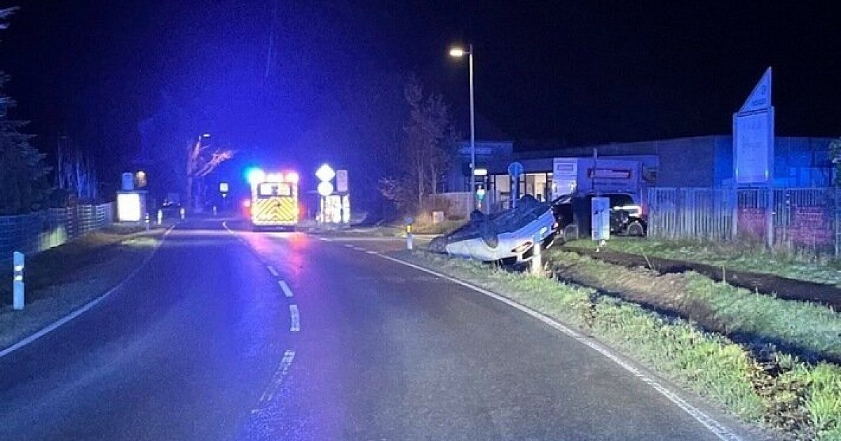 Raser endet in Bielefeld auf dem Dach: Polizei vermutet ein illegales Autorennen