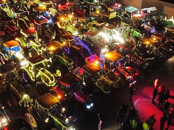 Es blinkt, es funkelt, es glitzert: Von Jahr zu Jahr lassen sich die Teilnehmenden an der Lichterfahrt mehr einfallen, wie sie ihre Trecker in einen weihnachtlichen Lichterglanz hüllen können. - © Landjugend Werther