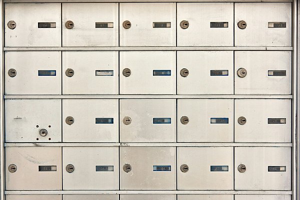 Vorsicht bei gefälschten Paketzetteln: Kriminelle nutzen die Vorweihnachtszeit, um mit falschen Zustellbenachrichtigungen in Briefkästen persönliche Daten zu erbeuten. - © unsplash