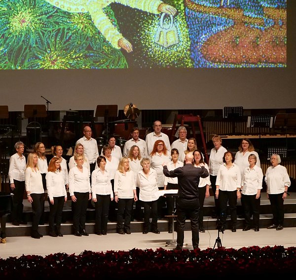Echter "Kinderchor-Sound" mit den Ehemaligen des Bielefelder Kinderchores. - © NW