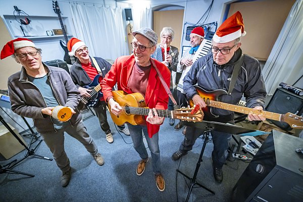 "Dahamwadi-Bescherung" mit Jürgen Rittershaus und anderen virtuosen Musikern. - © Sarah Jonek