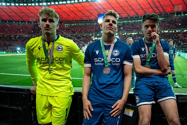 Jonas Kersken, Julian Kania und Maximilian Grosser nach dem verlorenen DFB-Pokalfinale. - © Teresa Kroeger/RHR-FOTO