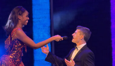 Sidonie Smith als Superstar Rachel Marron und der West-End-Star Adam Garcia als Bodyguard Frank Farmer als bei der Premiere Bodyguard im Deutschen Theater am 17.12.2025 (©Foto: Martin Schmitz)