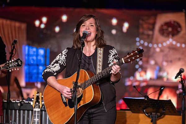 Stefanie Hempel veranstaltet in ihrer Wahlheimat Hamburg eine Beatles-Tour mit Ukulele - © Oliver Krato
