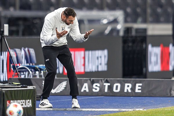 Bielefelds Trainer Mitch Kniat verzweifelte teilweise am Seitenrand. - © Andreas Gora/dpa