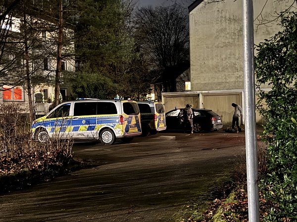 Die Beamten des Bielefelder SEK bereiten sich auf den Einsatz vor. - © Paul Brinkmann