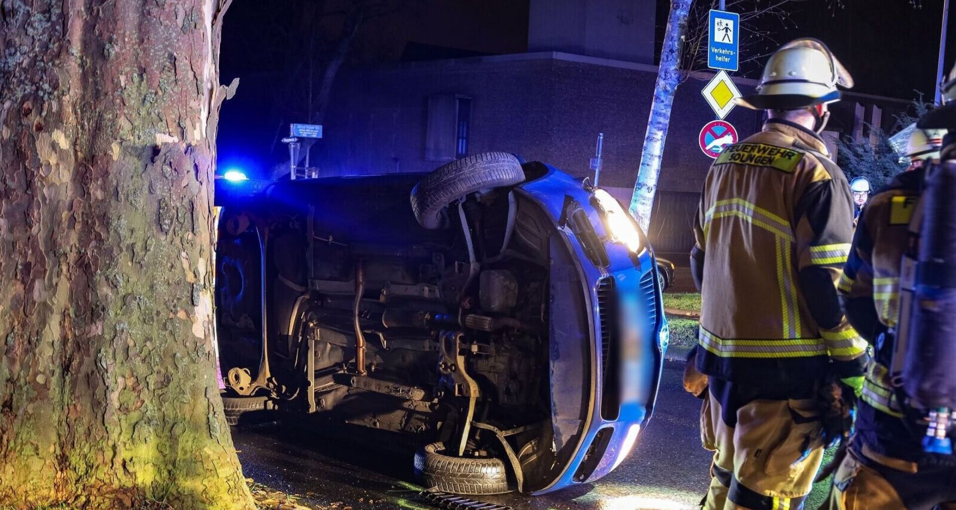 Vorfahrtsfehler: Mann prallt in Solingen gegen Baum | Haller Kreisblatt