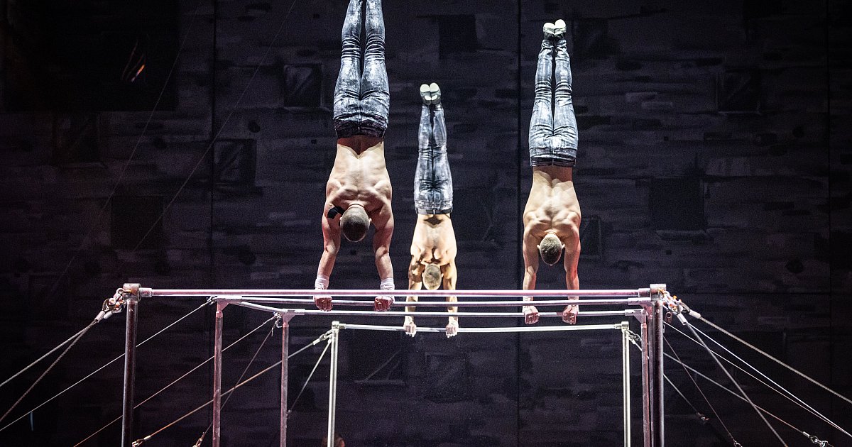 Flic-Flac-Premiere in Bielefeld: Ein bisschen träumen und viel Nervenkitzel