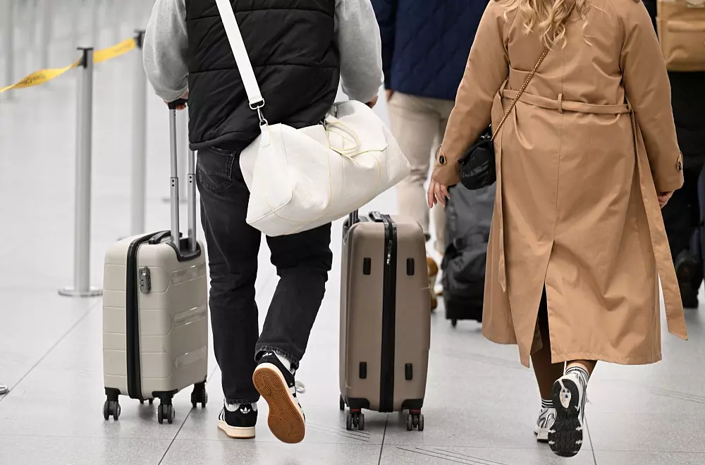 Ab in den Süden heißt es für viele, die jetzt in den Weihnachtsurlaub fliegen. - © Roberto Pfeil/dpa