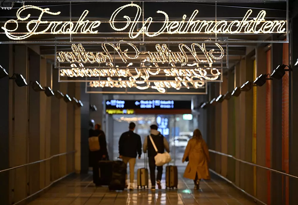 An Weihnachten putzen sich auch die Flughäfen festlich heraus. - © Roberto Pfeil/dpa