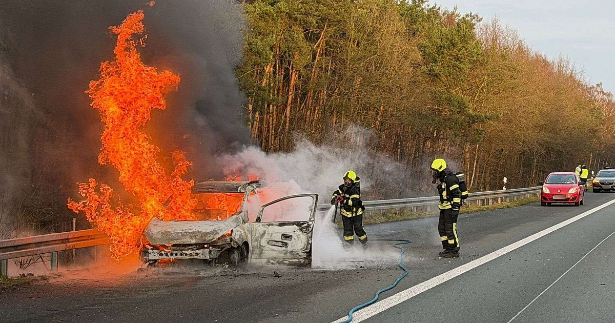 Einstündige Sperrung: Pkw brennt auf A33 zwischen Bielefeld und Paderborn aus