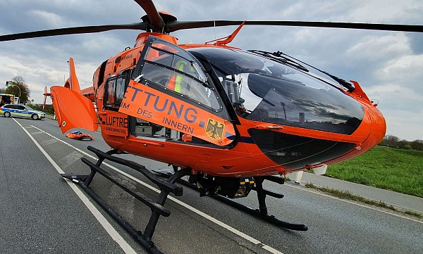 Der in Bielefeld stationierte Rettungshubschrauber "Christoph 13" ist orange und nicht gelb, wie die ADAC-Kollegen. - © Symbolfoto: Gerald Dunkel