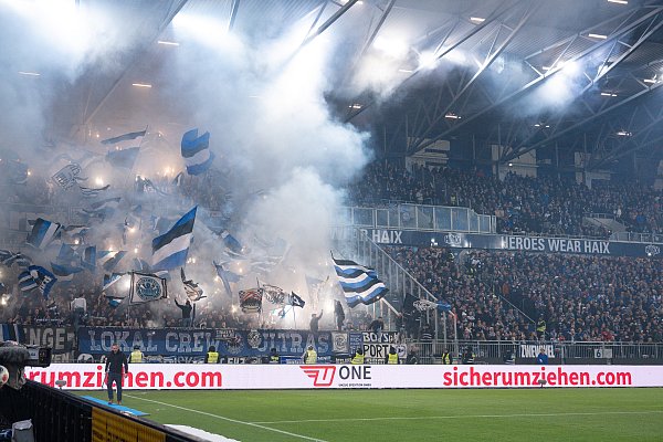 Beim Gastspiel in Darmstadt haben die Fans des DSC Arminia Bielefeld reichlich pyrotechnisches Material verbrannt. - © Teresa Kroeger/RHR-FOTO