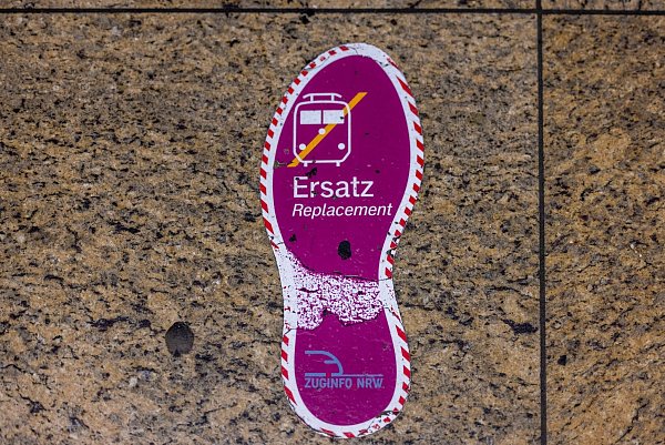 Ersatzbusse sollen teilweise im Zehn-Minuten-Takt fahren - trotzdem werden Reisende deutlich länger unterwegs sein als mit dem Zug. (Archivbild) - © Thomas Banneyer/dpa