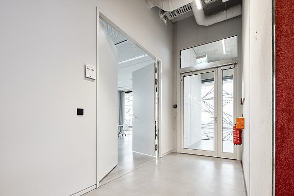 Die verglasten Aluminium-Rohrrahmenobjekttüren von Hörmann sorgen für Brandschutz und zeitgleich für Transparenz. - © Hörmann/Laura Thiesbrummel