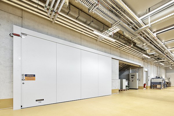 Geschützter Brandabschnitt: Hinter dem Feuerschutz-Schiebetor von Hörmann befindet sich der Lastenaufzug. - © Hörmann/Laura Thiesbrummel