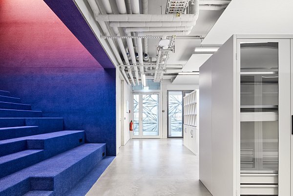 Die Haustechnik ist im Texoversum sichtbarer Teil des Gebäudes und wird nicht versteckt. Die Farbverläufe in den Sitzkojen erinnern an traditionelle Gobelins. - © Hörmann/Laura Thiesbrummel