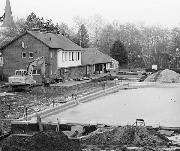 Im Februar 2006 waren die Bagger im Freibad angerückt: Damals wurden Teile der technischen Anlage erneuert und die Rohre zum Hauptbecken ausgetauscht. - © Frank Jasper